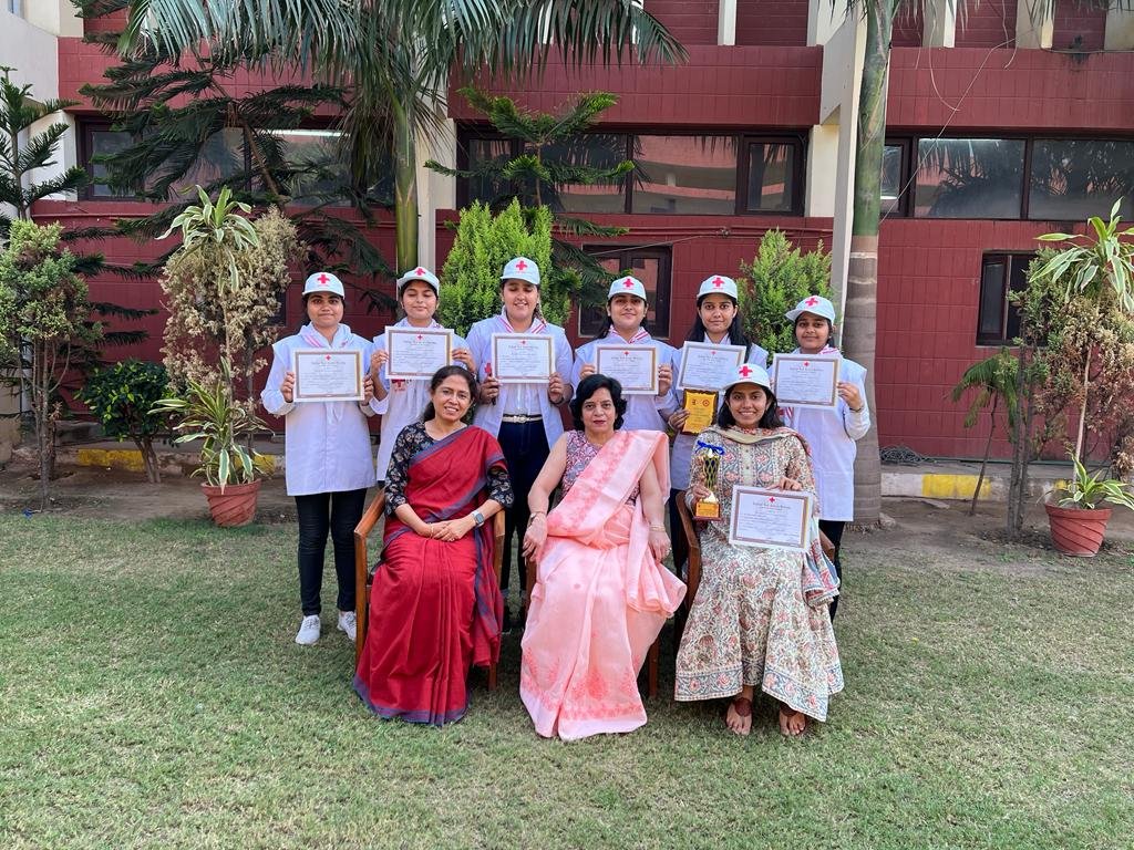 महाविद्यालय पहुंचने पर  प्राचार्य एवं यूथ रेड क्रॉस कोऑर्डिनेटर ने छात्राओं को शाबाशी देकर उनका स्वागत किया
